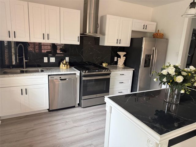 424 S Holmes Street, La Porte, TX 77571