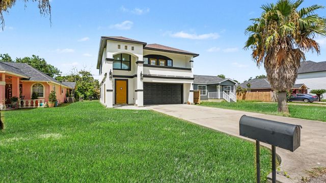 424 S Holmes Street, La Porte, TX 77571