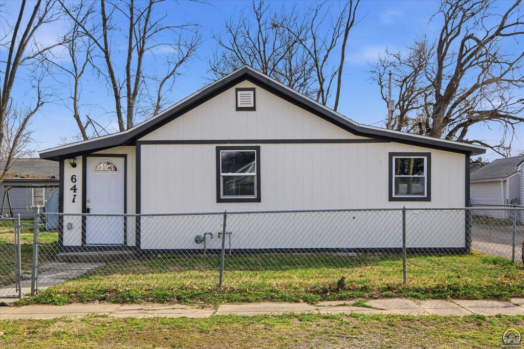 647 NE Grattan ST, Topeka, KS 66116