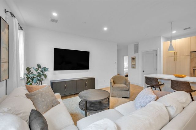 5245 Washington St 5, Boston, MA 02132