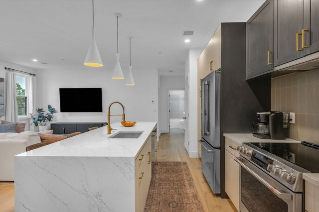 5245 Washington St 5, Boston, MA 02132