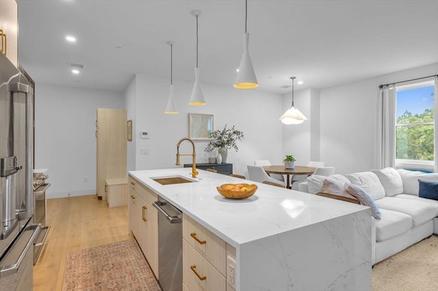 5245 Washington St 5, Boston, MA 02132