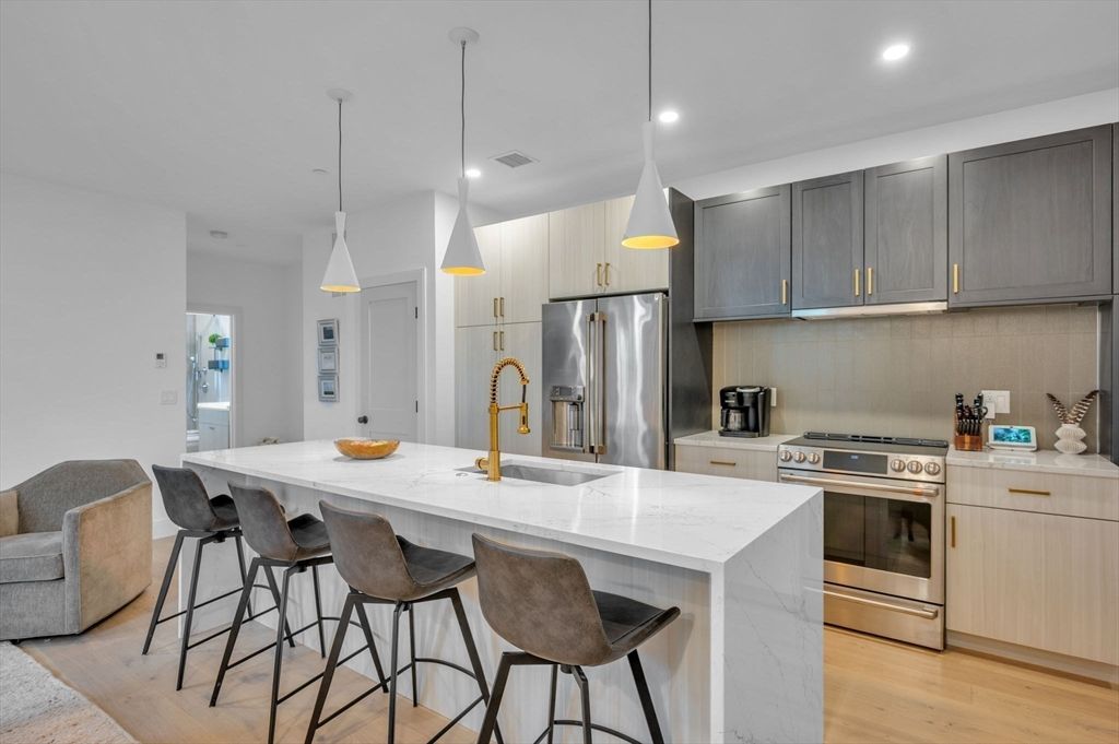 5245 Washington St 5, Boston, MA 02132