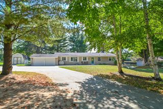 5319 W Sunnyside DRIVE, Mequon, WI 53092