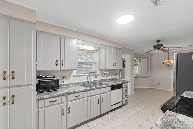 619 Chapelwood, Dothan, AL 36305