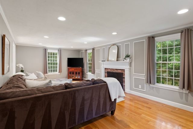 24 Edgemere Rd, Lynnfield, MA 01940