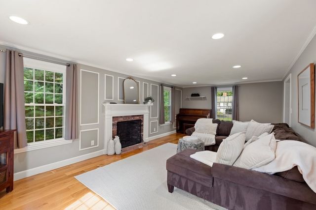 24 Edgemere Rd, Lynnfield, MA 01940