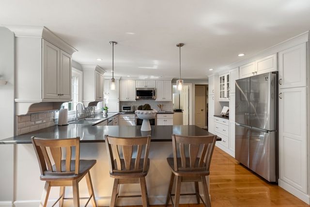 24 Edgemere Rd, Lynnfield, MA 01940