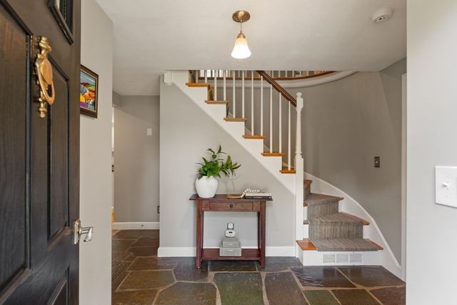 24 Edgemere Rd, Lynnfield, MA 01940