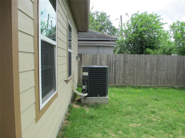 1209 Elm, Baytown, TX 77520