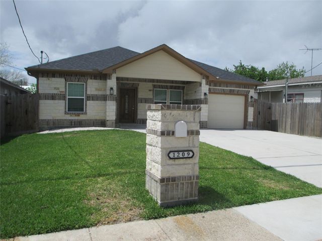 1209 Elm, Baytown, TX 77520
