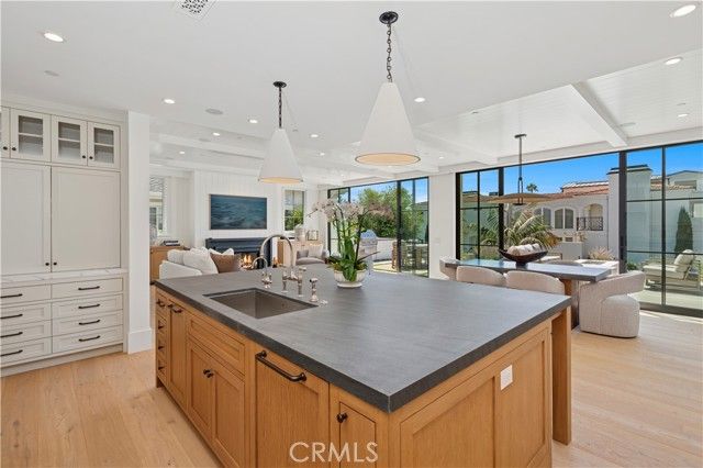 2820 Bayview Drive, Corona Del Mar (newport Beach), CA 92625