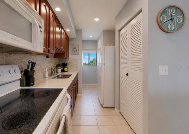 810 BAHIA DEL SOL DRIVE 16, Ruskin, FL 33570
