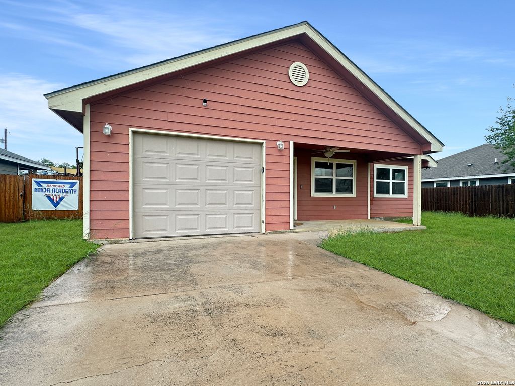 505 Indian Crossing, Jourdanton, TX 78026
