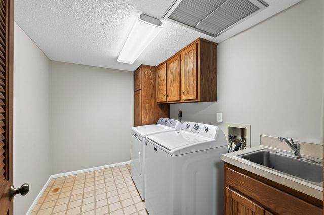 3020 Saint Albans Mill Road 205, Hopkins, MN 55305