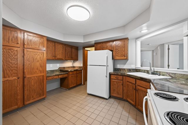 3020 Saint Albans Mill Road 205, Hopkins, MN 55305