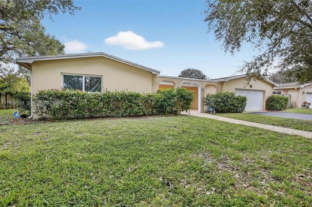 2221 NW 82nd Way, Pembroke Pines, FL 33024