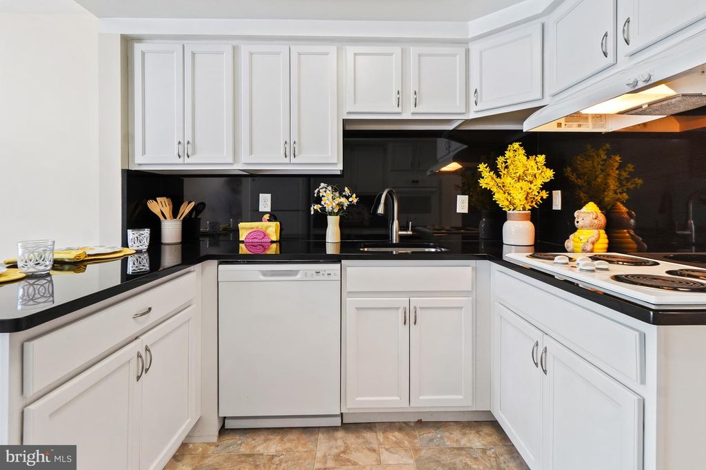 Image 9 of property listing at 3622 GLENEAGLES DR #9-2C, Silver Spring, MD 20906