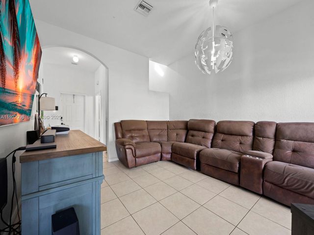 2467 SE 19th St, Homestead, FL 33035