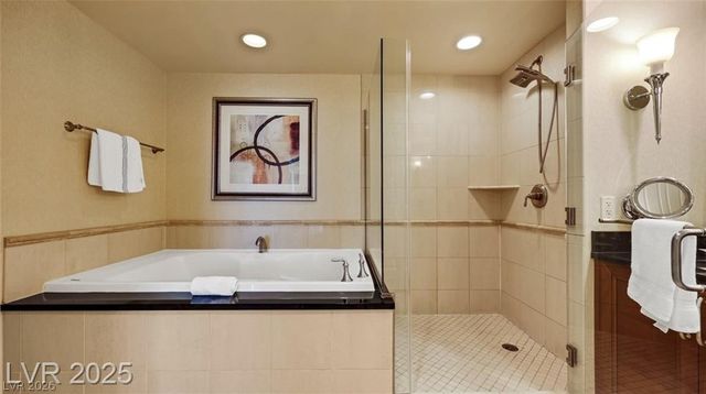 135 East HARMON Avenue 904, Las Vegas, NV 89109