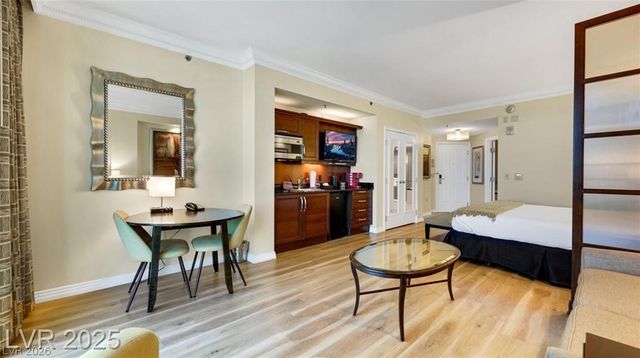 135 East HARMON Avenue 904, Las Vegas, NV 89109