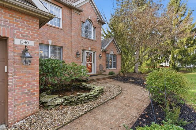 1390 Silverdale Circle, Twinsburg, OH 44087