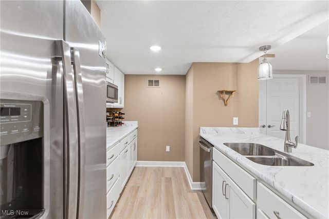 1390 Silverdale Circle, Twinsburg, OH 44087