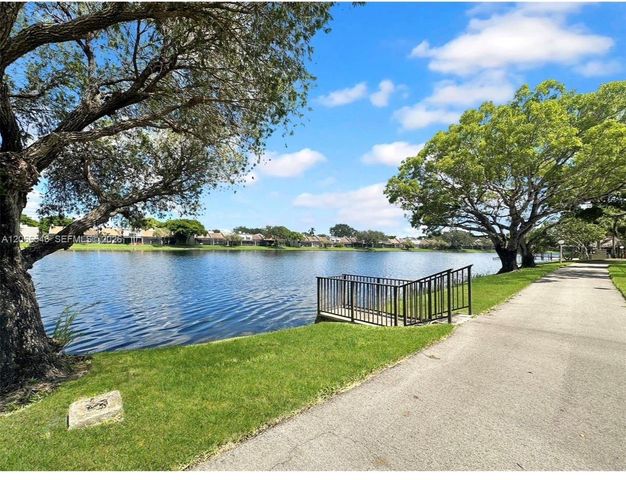 901 Colony Point Circle 111, Pembroke Pines, FL 33026