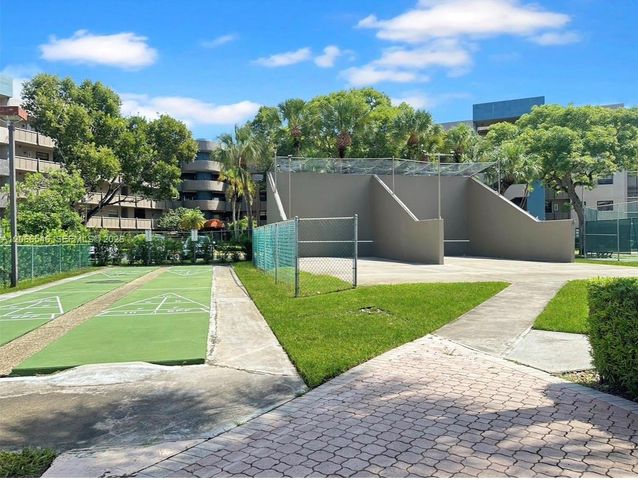 901 Colony Point Circle 111, Pembroke Pines, FL 33026