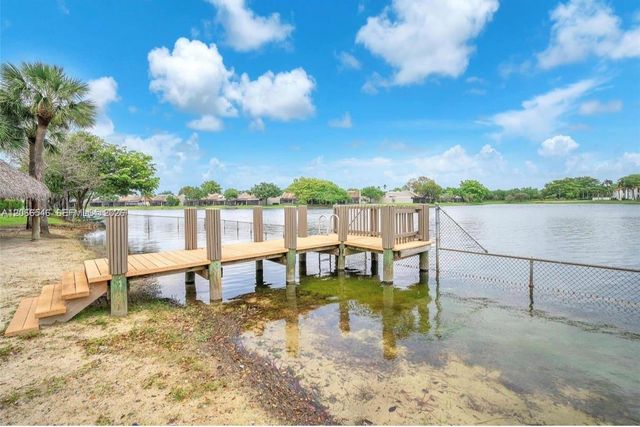 901 Colony Point Circle 111, Pembroke Pines, FL 33026