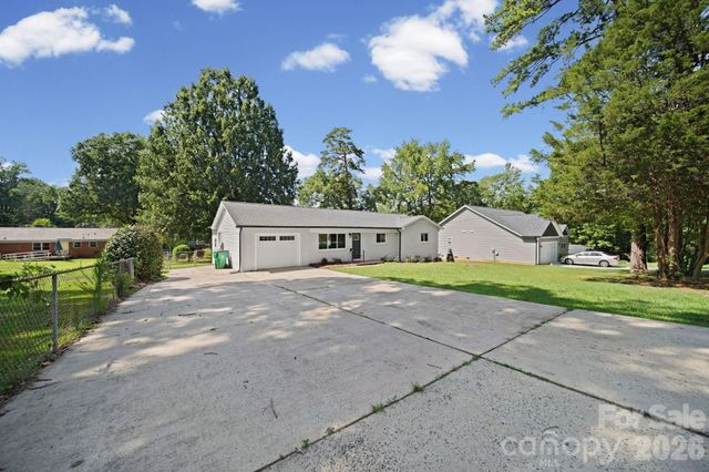 1041 Watts Drive, Charlotte, NC 28216