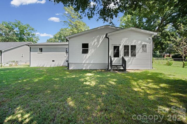 1041 Watts Drive, Charlotte, NC 28216