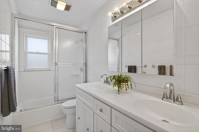7 GRIGGS RD, Cranbury, NJ 08512