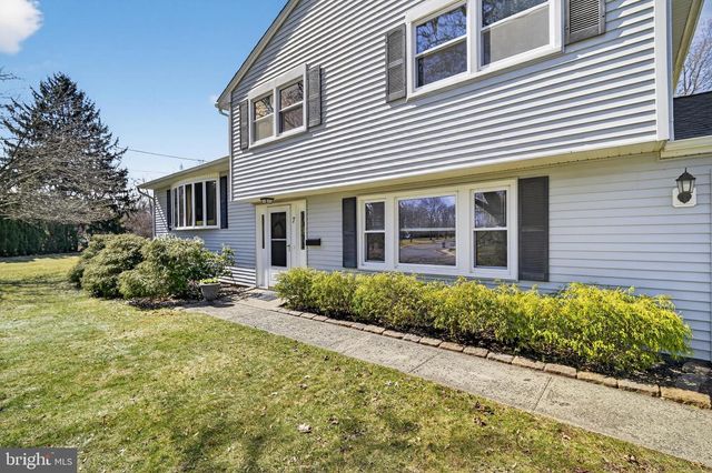 7 GRIGGS RD, Cranbury, NJ 08512