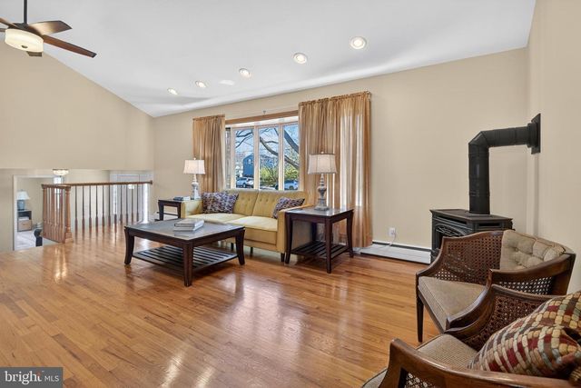 7 GRIGGS RD, Cranbury, NJ 08512