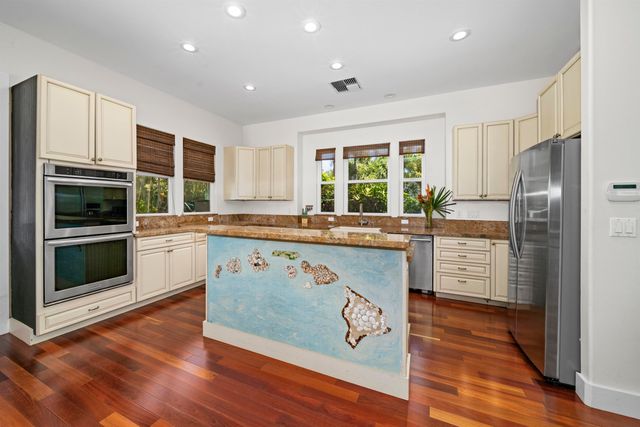 1050 Kapukaulua Pl, Paia, HI 96779