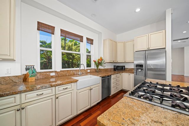 1050 Kapukaulua Pl, Paia, HI 96779