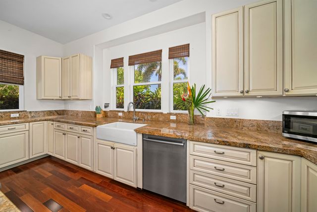 1050 Kapukaulua Pl, Paia, HI 96779