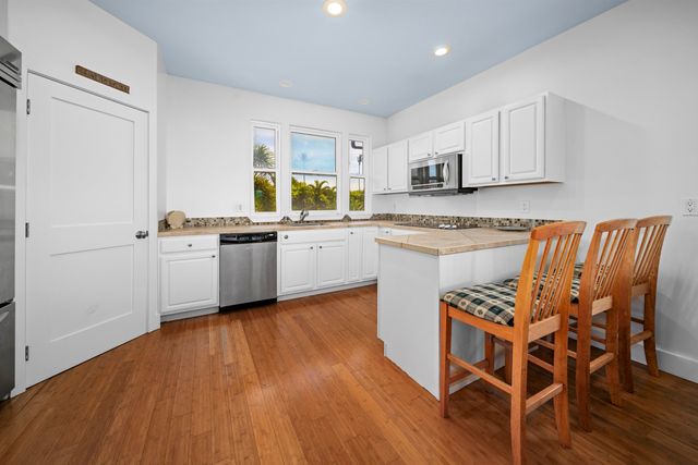 1050 Kapukaulua Pl, Paia, HI 96779