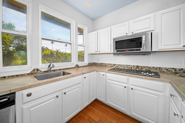 1050 Kapukaulua Pl, Paia, HI 96779