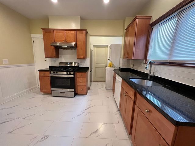 36 Golden 1, Medford, MA 02155