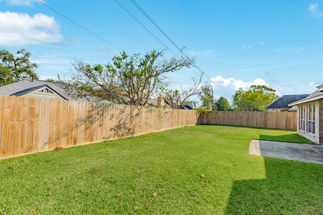 117 Jamestown Avenue, Clute, TX 77531