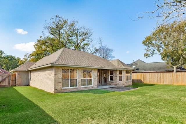 117 Jamestown Avenue, Clute, TX 77531