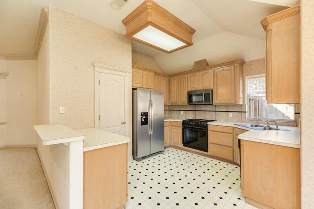 117 Jamestown Avenue, Clute, TX 77531