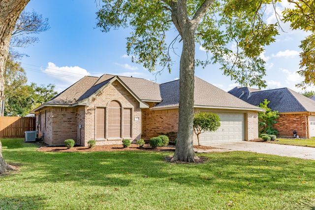 117 Jamestown Avenue, Clute, TX 77531