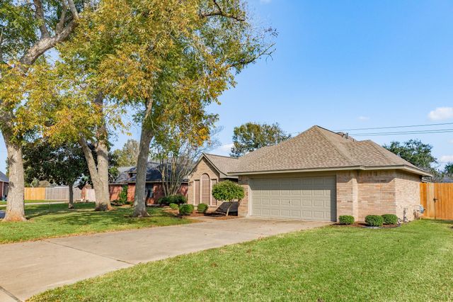 117 Jamestown Avenue, Clute, TX 77531