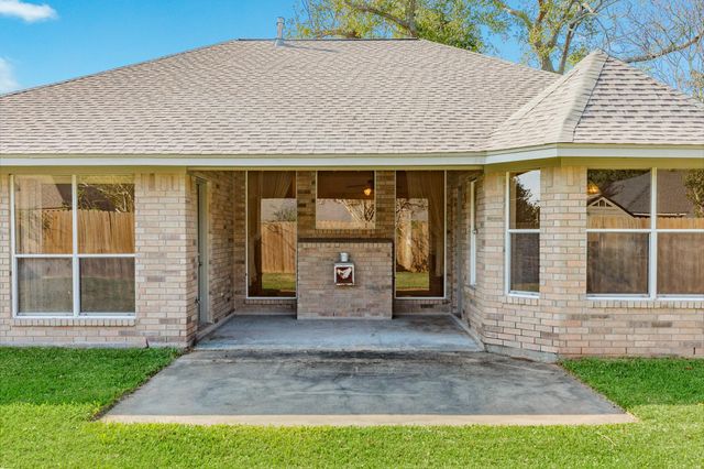 117 Jamestown Avenue, Clute, TX 77531