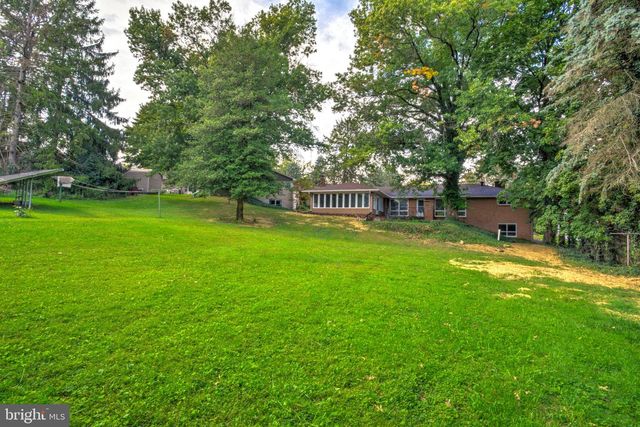 2020 WINDING RD, York, PA 17408