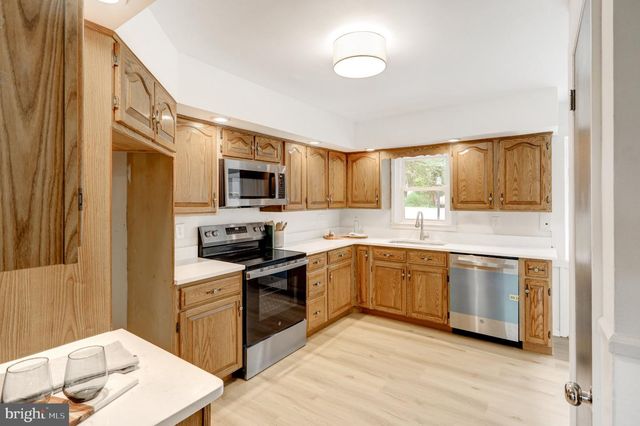 2020 WINDING RD, York, PA 17408