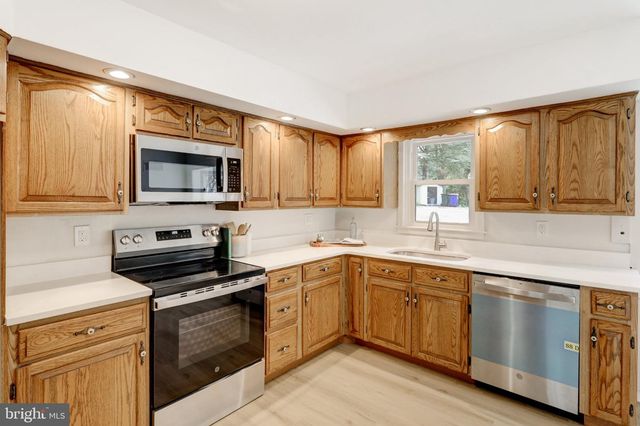 2020 WINDING RD, York, PA 17408